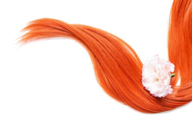 Beyaz arka planda kırmızı saç teli ve çiçek, yakın plan.