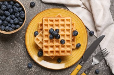 Gri arka planda taze yaban mersinli Belçika Waffle tabağı