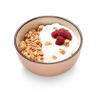 Beyaz arka planda yoğurtlu bir kase lezzetli granola.