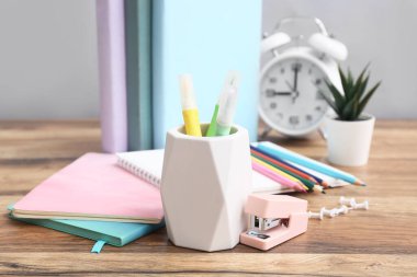 Ahşap masa üzerinde farklı ileti örneği