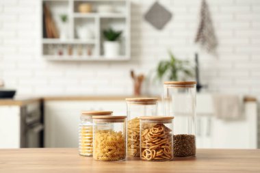 Mutfaktaki farklı ürünlerle dolu cam kavanozlar.