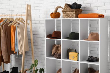 Güz giysileri ve aksesuarları olan şık bir soyunma odası.