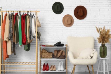 Soyunma odasının koltuğu çok şık.