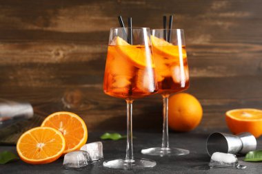 Siyah masada meyveli Aperol sprey kokteyli.