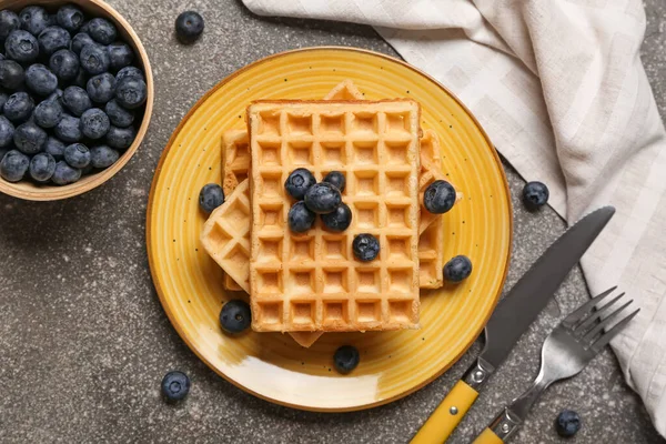 Gri arka planda taze yaban mersinli Belçika Waffle tabağı