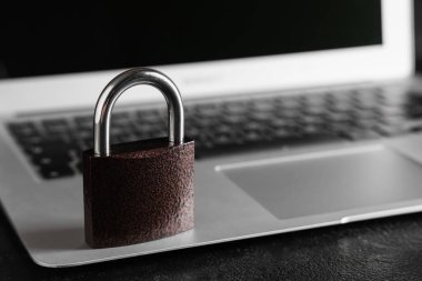 Bilgisayarda asma kilit, yakın çekim. Siber güvenlik kavramı