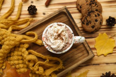 Ahşap arka planda kakao, eşarp ve kurabiyeli sonbahar kompozisyonu, yakın plan.