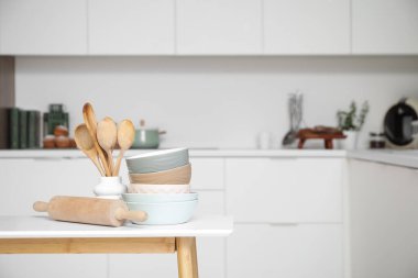 Mutfaktaki masada yuvarlak raptiyeli tahta kaşıklar, yakın plan.