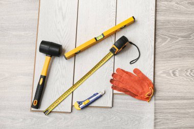 Araçlar, mezuralar ve yerdeki kaplamalar