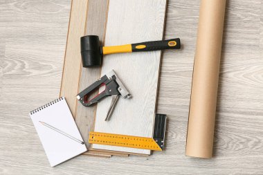 Araçlar, dizüstü bilgisayarlar ve yerdeki kaplama tahtalar