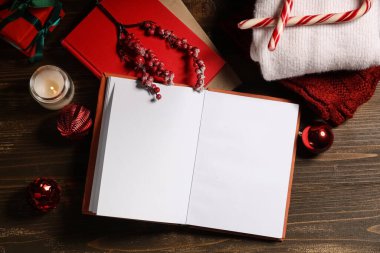 Kitapları, Noel süsleri ve kahverengi ahşap arka planda kalın giysileri olan güzel bir kış kompozisyonu.