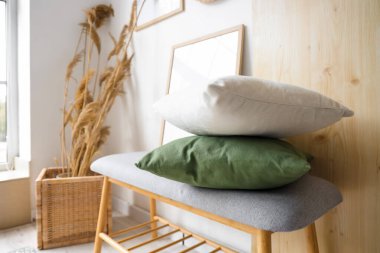 Işık odasındaki yumuşak bankta çerçeveli yastıklar