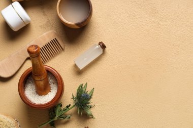 Pirinç suyu, tanecikler, saç tarağı ve kremayla renklendirilmiş kompozisyon