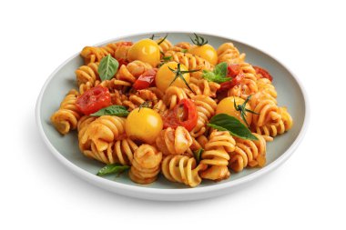 Beyaz arka planda domatesli ve fesleğenli lezzetli fusilli makarna.