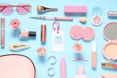 Dekoratif kozmetik ürünleri, şık aksesuarlar, çiçekler ve renk arkaplanındaki satış etiketleriyle kompozisyon