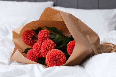 Yatakta bir buket portakal çiçeği, yakın plan.