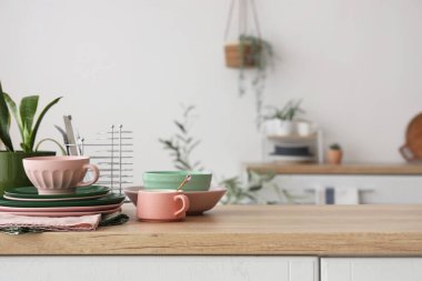 Bardaklar, tabaklar ve peçeteler mutfakta tezgahta. Yakın çekim.