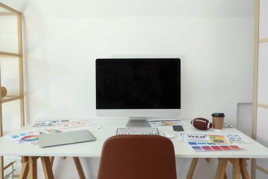 Beyaz duvarının yakınında modern bilgisayar ile şık İşyeri