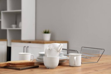 Tabak rafı, temiz tabaklar ve ahşap mutfak tezgahında tahta kesme tahtaları.