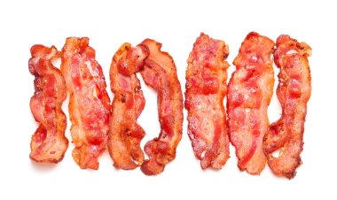 Beyaz arka planda bir sürü kızarmış pastırma pastırması.