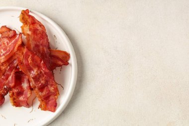 Beyaz arka planda kızarmış pastırmalı pastırma kabuğu.