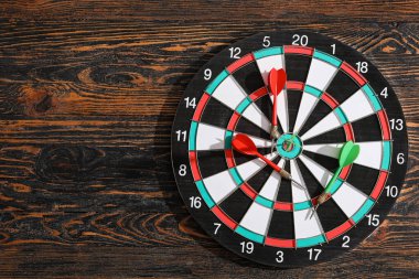 Ahşap arka plan üzerinde dart ile Dart tahtası