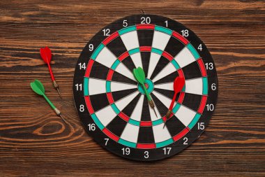 Ahşap zemin üzerinde dart tahtası olan oklar