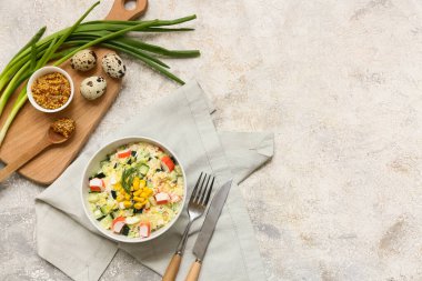 Yengeç çubuklu salata, mısır, salatalık ve hafif grunge arka planda malzemeler.