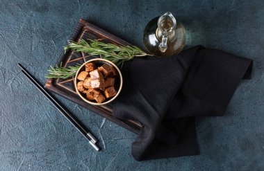 Koyu arkaplanda kızarmış tofu peyniri ve biberiye ile bir kase.