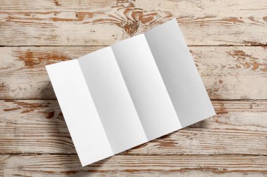 Beyaz ahşap zemin üzerine boş broşür