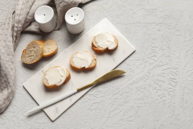 Beyaz arka planda işlenmiş peynirli lezzetli bruschetta.