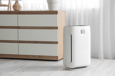 Modern hava temizleyicisi oturma odasındaki klozetin yanında.