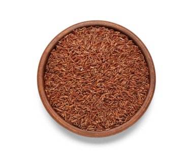 Beyaz arka plan üzerinde ham kahverengi pirinç kase