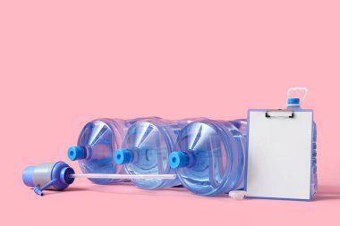 Pembe zemin üzerinde boş pano olan temiz su şişeleri.