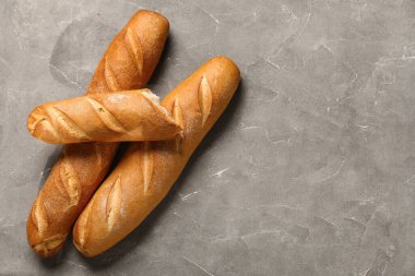 Gri arkaplanda taze baget