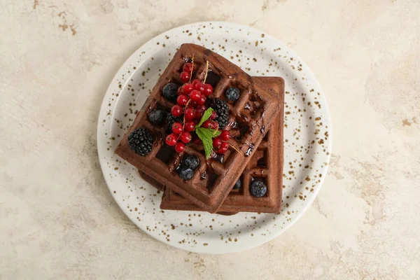 Beyaz arka planda taze böğürtlen ve nane şekerli Belçika Waffle tabağı.