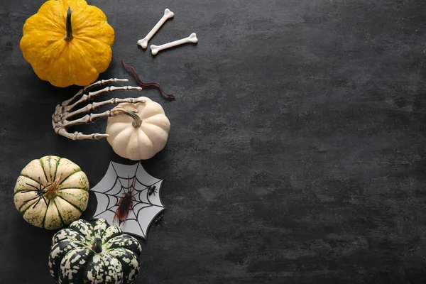 Cadılar Bayramı kompozisyonu. Koyu arkaplanda yeni kabaklar ve süslemeler var.