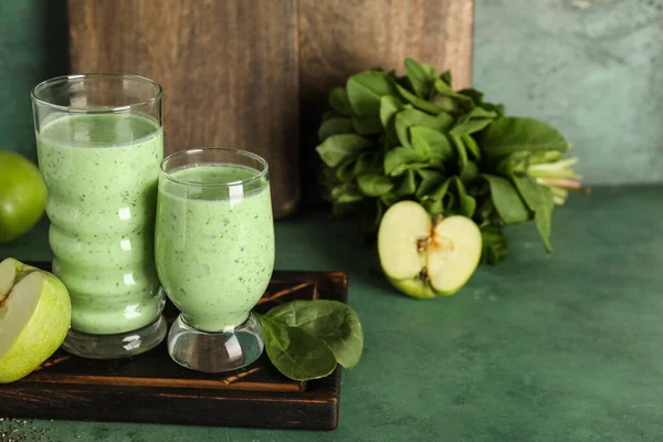 Yeşil arka planda elmalı taze ıspanak kokteyli.