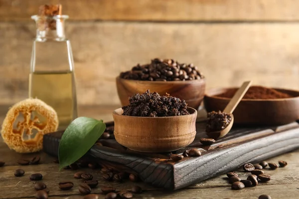 Kesme tahtası ve ahşap arka planda kasede ovalanan kahve gövdesi olan kompozisyon