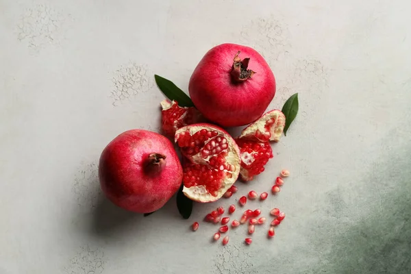 Taze olgun nar tohumlar ve grunge arka planda yapraklar