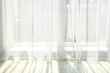 Beyaz perdeli pencere, yakın plan.