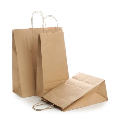 Beyaz arkaplanda kağıt torbalar