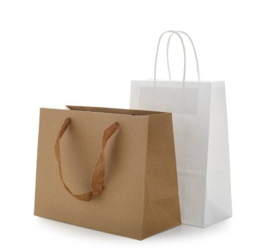 Beyaz arka planda kağıt alışveriş torbaları