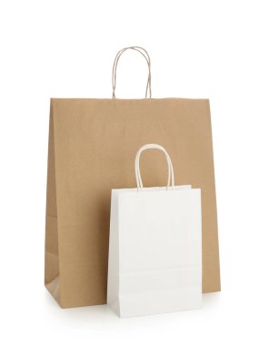 Beyaz arka planda farklı kağıt alışveriş torbaları