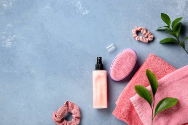 Saç spreyi, fırça, saç bandı ve temiz havlularla renklendirilmiş kompozisyon