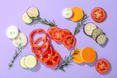 Taze sebzeli kompozisyon ve leylak arkaplanda biberiye dalları, yakın plan.