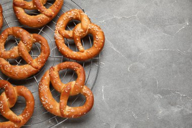 Gri grunge arka planda lezzetli krakerlerle soğutma rafı, yakın plan