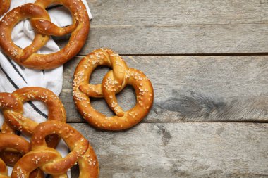 Ahşap arka planda peçete ve lezzetli krakerler, yakın plan.