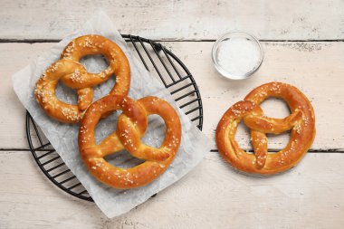 Beyaz ahşap arka planda lezzetli krakerlerle serinletici raflar, yakın plan