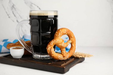 Üzerinde koyu bira ve kraker olan tahta mermer arka plan, yakın plan.